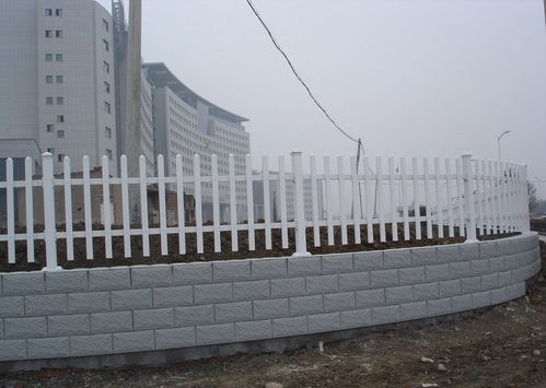 PVC園林護欄的優勢與廠家直銷應用——街道綠化隔離欄與圍墻護欄的完美選擇