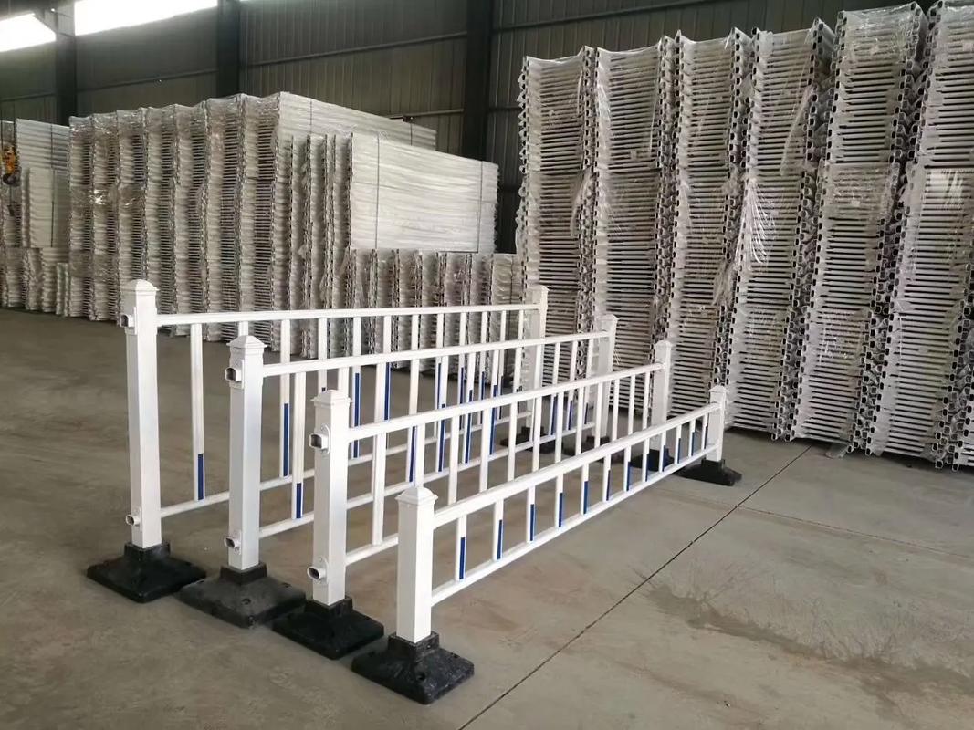 公路護欄生產(chǎn)工廠 專注于高品質(zhì)交通設(shè)施與鐵藝護欄制造